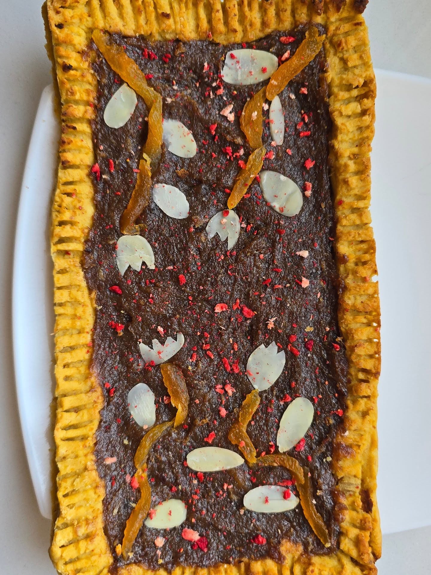 Fit mazurek z kajmakiem z daktyli ozdobiony suszonymi morelami i migdałami